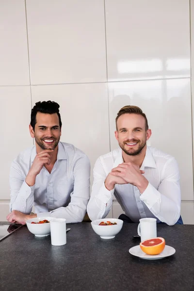 Homo paar ontbijten — Stockfoto