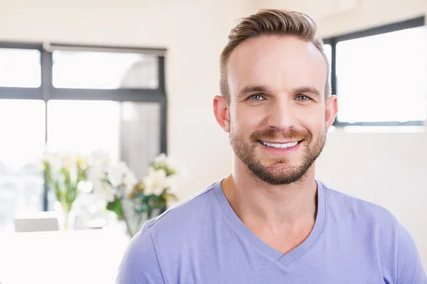 Sonriente hombre guapo posando — Foto de Stock