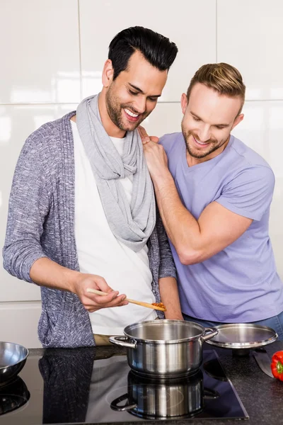 食品を準備する笑顔の同性愛者のカップル — ストック写真