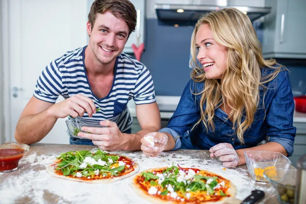 Usmívající se pár připravuje pizzu — Stock fotografie