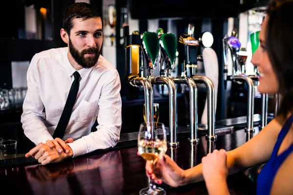 Barman conversando com cliente bonito — Fotografia de Stock
