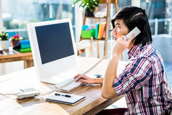 Hipster empresario teniendo una llamada telefónica —  Fotos de Stock