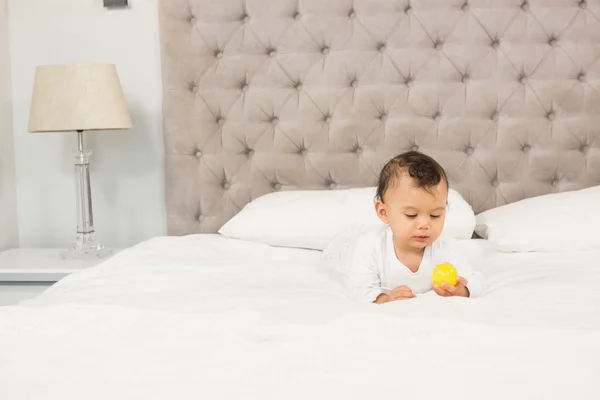 Bebê bonito jogando com bola — Fotografia de Stock