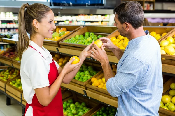 Hombre y trabajador discutiendo fruta —  Fotos de Stock