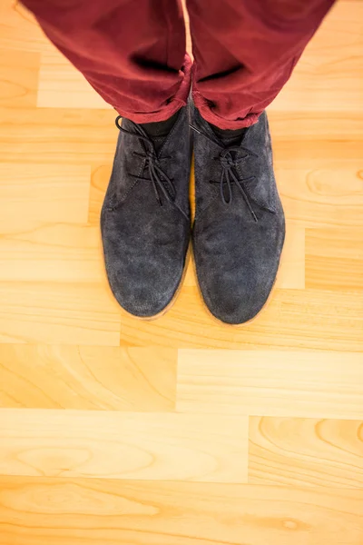 Hombre usando botas —  Fotos de Stock