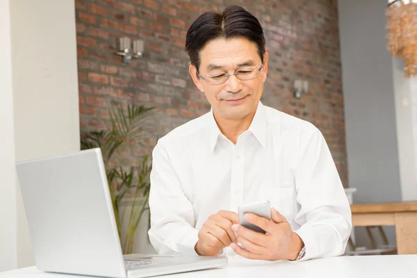 Man met smartphone en laptop — Stockfoto