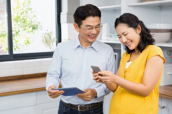 Couple using tablet and smartphone — Stock Photo, Image