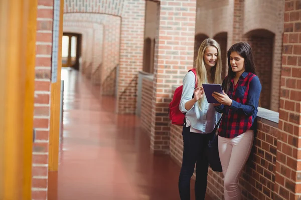 Estudantes sorrindo usando tablet juntos — Fotografia de Stock