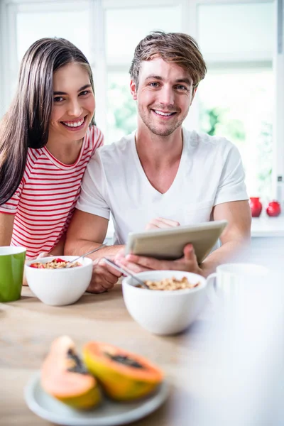 夫妇使用平板电脑和吃早饭 — 图库照片