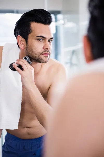 Bonito homem se barbeando no espelho — Fotografia de Stock