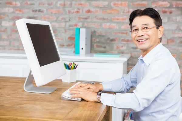 Gülümseyen adam bilgisayar kullanma — Stok fotoğraf