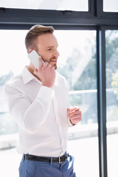 Hombre guapo en una llamada telefónica — Foto de Stock