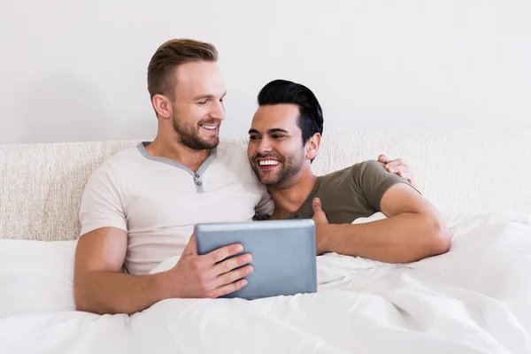 Gay çift tablet kullanma — Stok fotoğraf