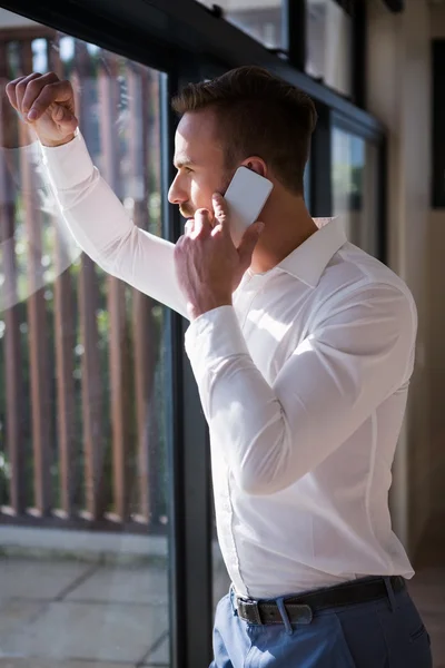 Bonito homem em um telefonema — Fotografia de Stock