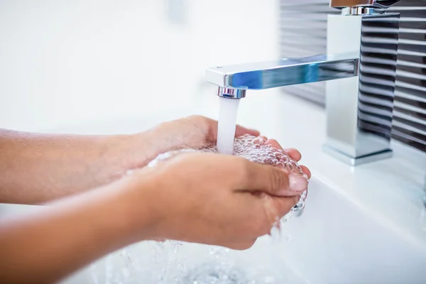 Egy nő kezet mos. — Stock Fotó