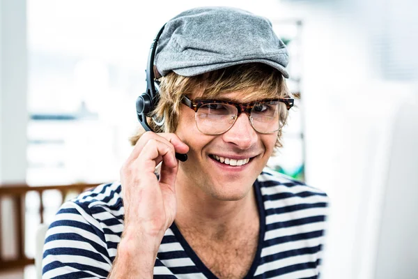 Hipster homem de negócios usando fone de ouvido — Fotografia de Stock