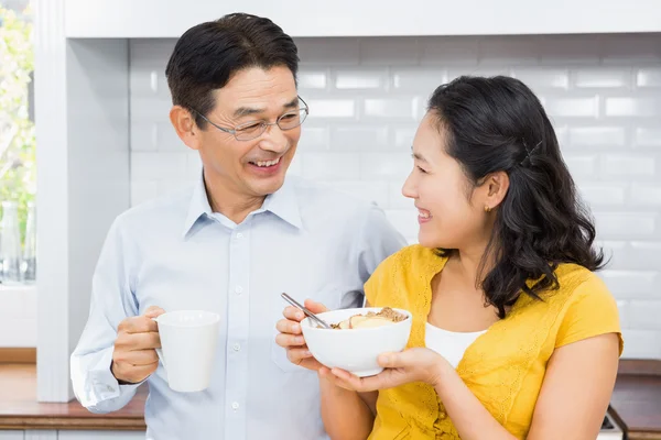 Счастливая будущая пара на кухне — стоковое фото