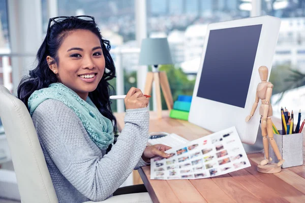 Asiatico businesswoman holding paper sheet — Foto Stock