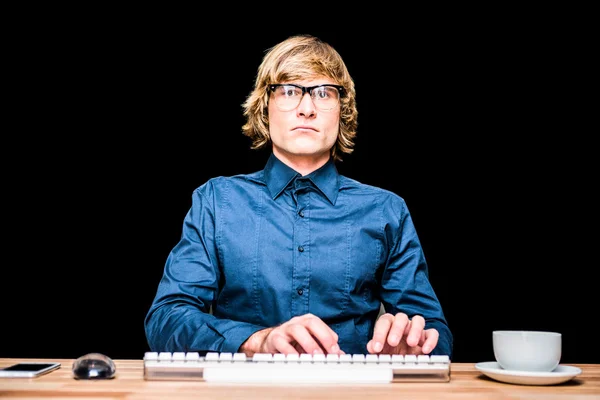 Hombre de negocios hipster enfocado usando computadora —  Fotos de Stock