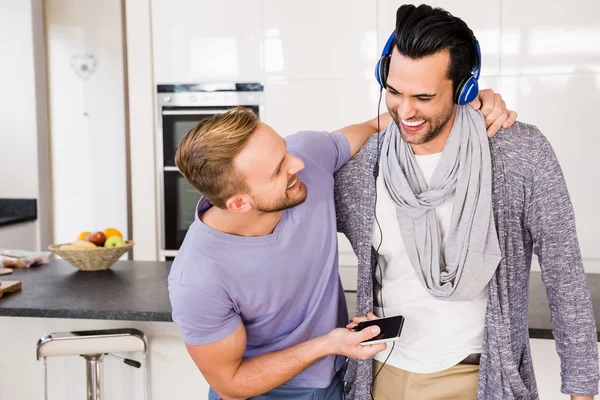 同性愛者のカップルが音楽を聴く — ストック写真