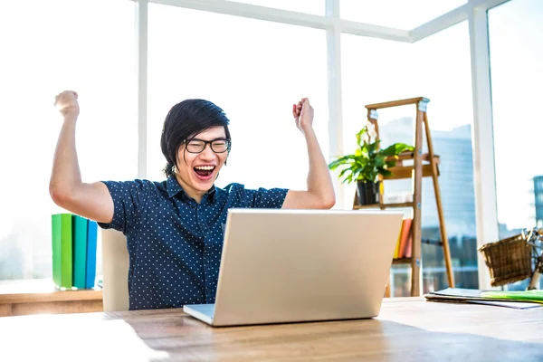 Alegre asiático homem de negócios usando laptop — Fotografia de Stock