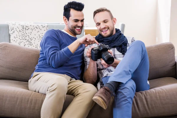 Gay paar kijken naar foto 's — Stockfoto