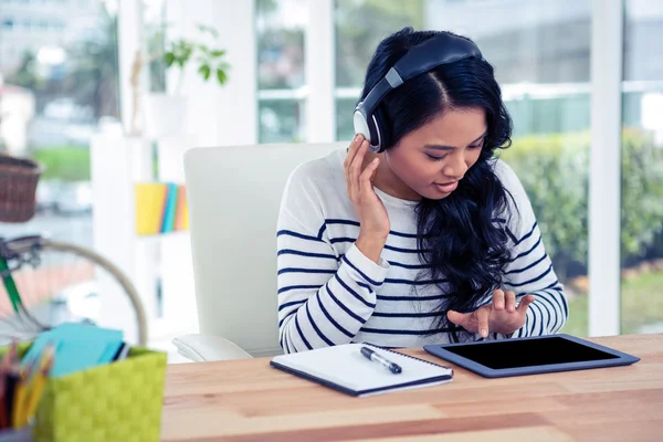 Femme asiatique avec écouteurs utilisant une tablette — Photo