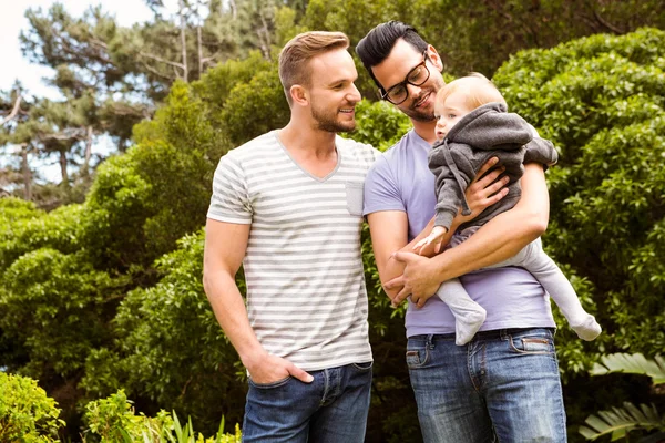 Sonriente pareja gay con niño — Foto de Stock