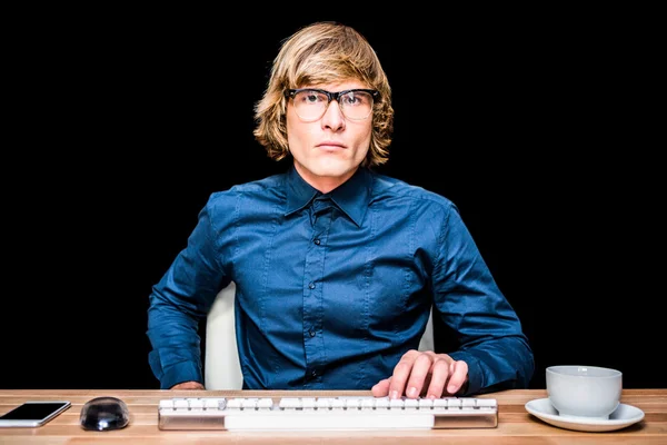 Homem de negócios hipster focado usando computador — Fotografia de Stock