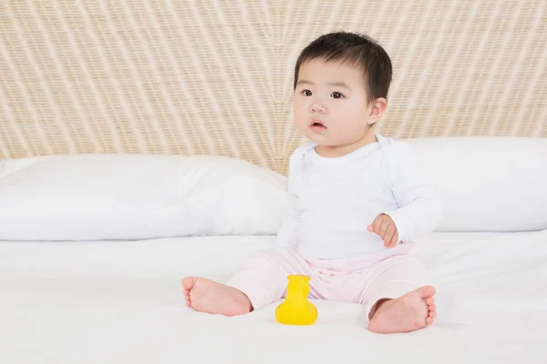 Carino bambino sul letto — Foto Stock