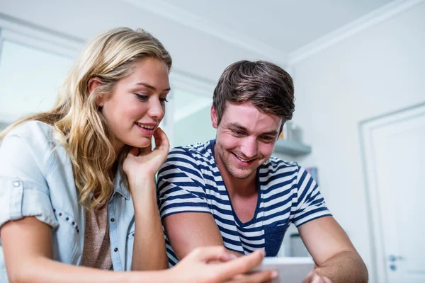 Casal focado usando smartphone — Fotografia de Stock