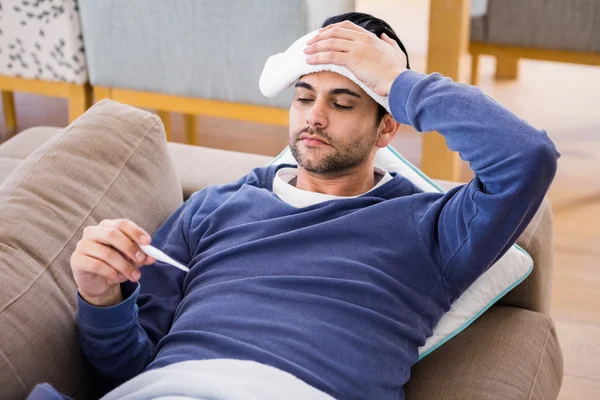 Hombre enfermo comprobando su temperatura — Foto de Stock