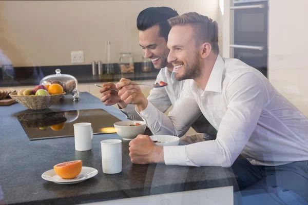 Lachende homo paar ontbijten — Stockfoto