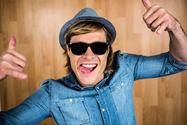 Cheerful hipster wearing sunglasses — Stock Photo, Image