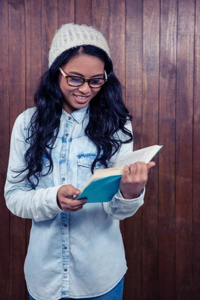 Asiatische Frau liest Buch — Stockfoto