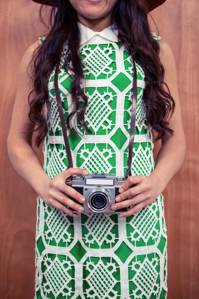 Mulher segurando câmera — Fotografia de Stock