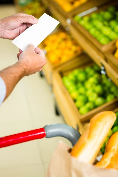 Man met een boodschappenlijst — Stockfoto