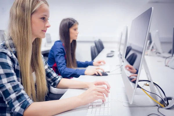 Estudante sorrindo trabalhando no computador — Fotografia de Stock