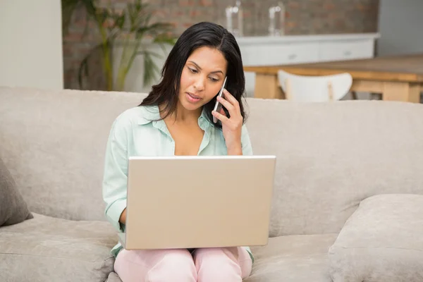 Onlachende brunette op telefoongesprek — Stockfoto