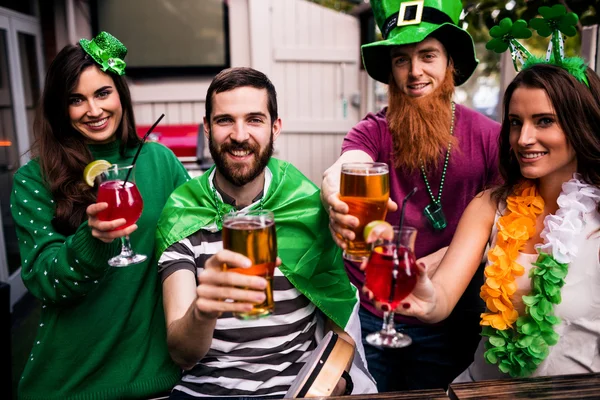Vrienden vieren St Patricks day — Stockfoto