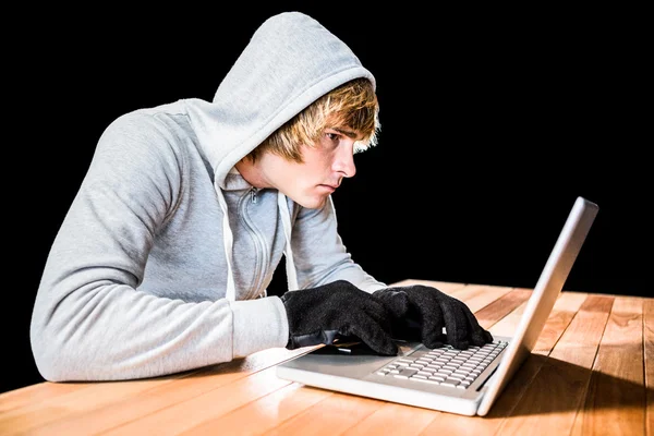 Fokuserade man med hoodie att skriva på laptop — Stockfoto