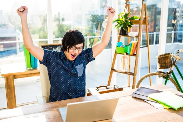 Aziatische zakenman met behulp van laptop — Stockfoto