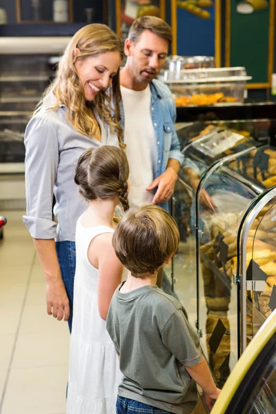 Família feliz olhando para o pão — Fotografia de Stock