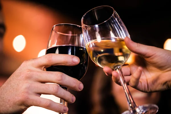 Amici brindare con il vino — Foto Stock