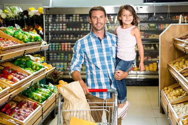 Far och dotter i livsmedelsbutik — Stockfoto