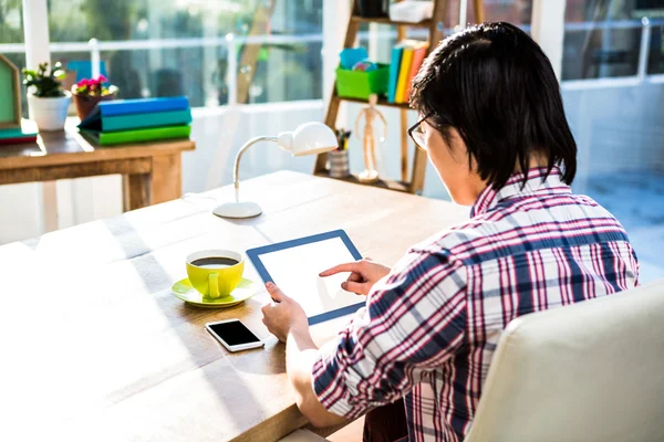 Casual man met behulp van Tablet PC — Stockfoto