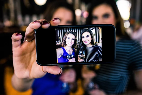 Morenas tomando selfie com vinho branco — Fotografia de Stock