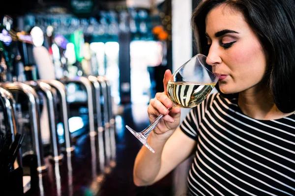 Mujer bonita bebiendo vino —  Fotos de Stock