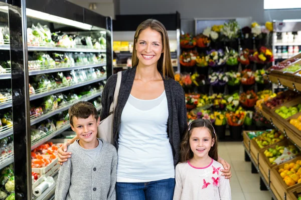 Familjen gör matinköp tillsammans — Stockfoto