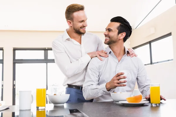 吃早饭的同性恋新人面带笑容 — 图库照片